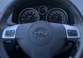 Подержанный автомобиль Opel Astra Hatchback 2014 года (15 фото)