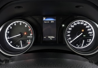 Подержанный автомобиль Toyota Camry Sedan 2019 года (16 фото)