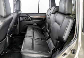 Подержанный автомобиль Mitsubishi Pajero 2008 года (12 фото)