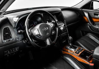 Подержанный автомобиль Infiniti QX70 2013 года (12 фото)