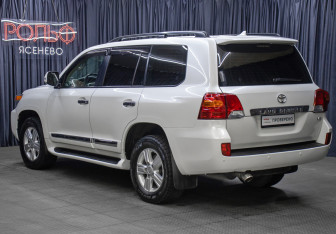 Подержанный автомобиль Toyota Land Cruiser Suv 2015 года (7 фото)