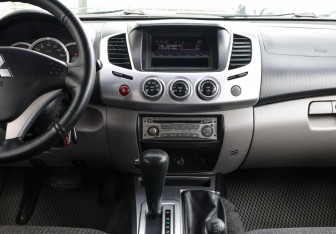 Подержанный автомобиль Mitsubishi L200 2011 года (15 фото)