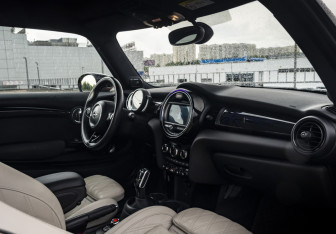 Подержанный автомобиль MINI Hatch 2020 года (12 фото)