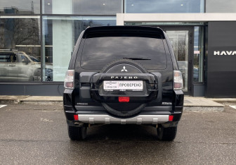 Подержанный автомобиль Mitsubishi Pajero 2011 года (6 фото)