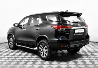 Подержанный автомобиль Toyota Fortuner 2017 года (7 фото)