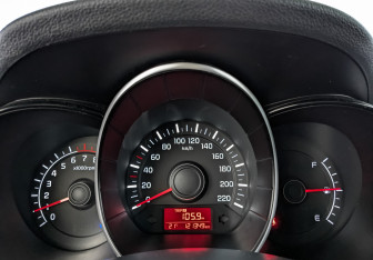 Подержанный автомобиль Kia Rio Hatchback 2016 года (16 фото)