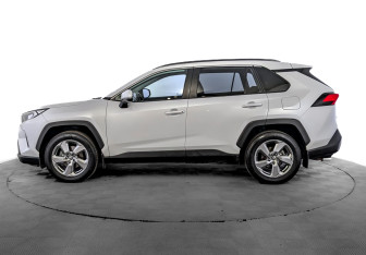 Подержанный автомобиль Toyota RAV4 2021 года (9 фото)