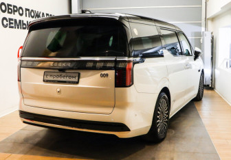 Подержанный автомобиль Zeekr 009 2023 года (4 фото)