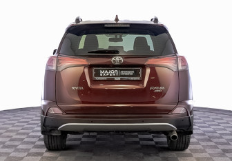 Подержанный автомобиль Toyota RAV4 2016 года (6 фото)