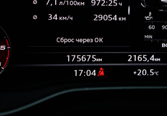 Подержанный автомобиль Audi A4 Sedan 2017 года (11 фото)