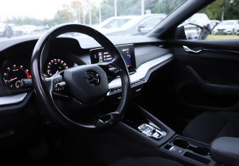 Подержанный автомобиль Skoda Octavia Liftback 2022 года (12 фото)