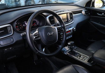 Подержанный автомобиль Kia Sorento 2018 года (12 фото)