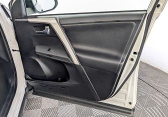 Подержанный автомобиль Toyota RAV4 2015 года (26 фото)