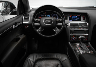 Подержанный автомобиль Audi Q7 2013 года (9 фото)