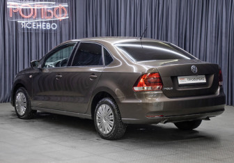 Подержанный автомобиль Volkswagen Polo Sedan 2015 года (7 фото)