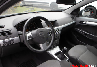 Подержанный автомобиль Opel Astra Sedan 2010 года (10 фото)