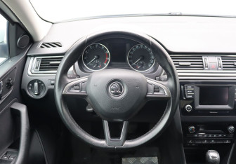 Подержанный автомобиль Skoda Rapid Liftback 2015 года (14 фото)