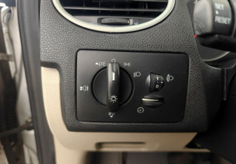 Подержанный автомобиль Ford Focus Sedan 2006 года (15 фото)