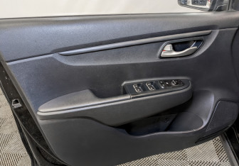 Подержанный автомобиль Kia Rio Hatchback 2021 года (19 фото)