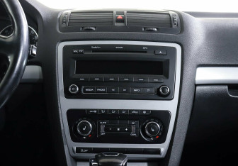 Подержанный автомобиль Skoda Octavia Liftback 2012 года (13 фото)