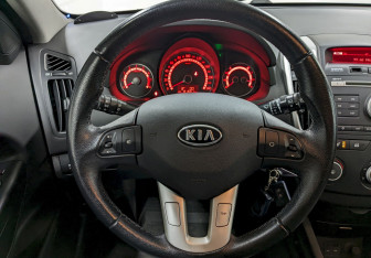 Подержанный автомобиль Kia Ceed Hatchback 2012 года (24 фото)