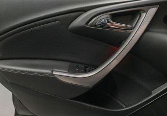 Подержанный автомобиль Opel Astra Hatchback 2011 года (15 фото)