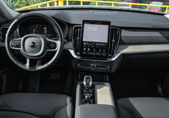 Подержанный автомобиль Volvo XC90 2025 года (10 фото)