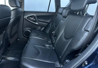 Подержанный автомобиль Toyota RAV4 2007 года (10 фото)