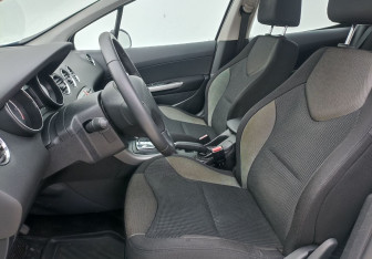 Подержанный автомобиль Peugeot 308 Hatchback 2012 года (10 фото)