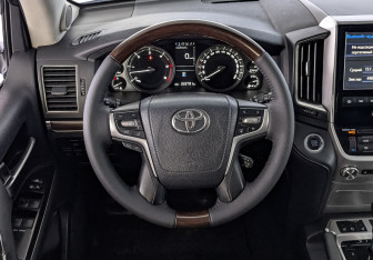 Подержанный автомобиль Toyota Land Cruiser Suv 2016 года (22 фото)