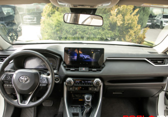Подержанный автомобиль Toyota RAV4 2025 года (10 фото)