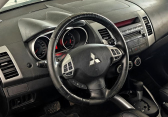 Подержанный автомобиль Mitsubishi Outlander 2008 года (12 фото)