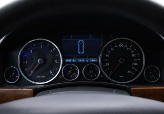 Подержанный автомобиль Volkswagen Touareg 2008 года (12 фото)