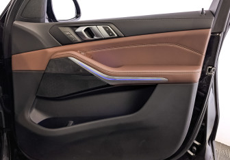 Подержанный автомобиль BMW X7 2024 года (25 фото)