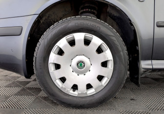 Подержанный автомобиль Skoda Octavia Liftback 2010 года (18 фото)