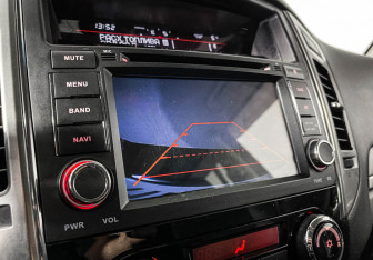 Подержанный автомобиль Mitsubishi Pajero 2015 года (16 фото)