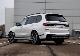 Подержанный автомобиль BMW X7 2023 года (42 фото)