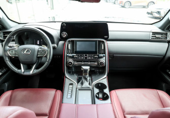 Подержанный автомобиль Lexus LX 2025 года (17 фото)