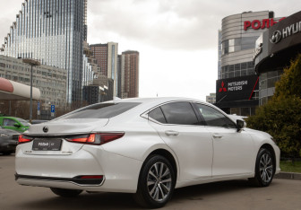 Подержанный автомобиль Lexus ES 2019 года (4 фото)