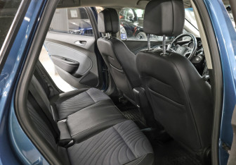 Подержанный автомобиль Opel Astra Hatchback 2013 года (12 фото)