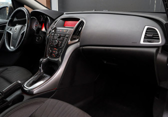 Подержанный автомобиль Opel Astra Sedan 2013 года (9 фото)