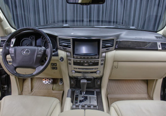 Подержанный автомобиль Lexus LX 2015 года (14 фото)