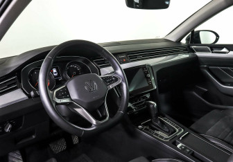 Подержанный автомобиль Volkswagen Passat Sedan 2021 года (10 фото)