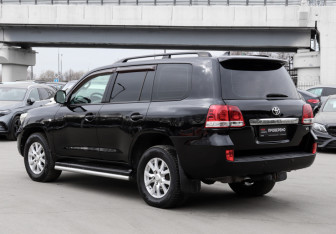 Подержанный автомобиль Toyota Land Cruiser Suv 2009 года (7 фото)
