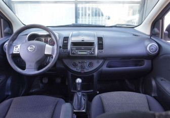 Подержанный автомобиль Nissan Note 2006 года (12 фото)