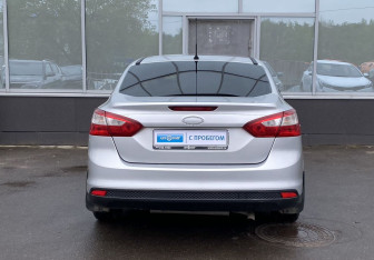 Подержанный автомобиль Ford Focus Sedan 2012 года (6 фото)