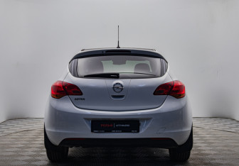 Подержанный автомобиль Opel Astra Hatchback 2011 года (4 фото)
