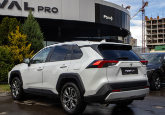 Подержанный автомобиль Toyota RAV4 2024 года (5 фото)