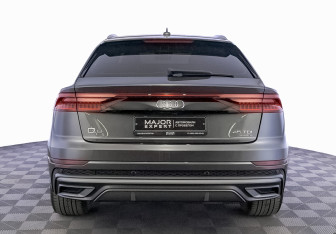 Подержанный автомобиль Audi Q8 2021 года (6 фото)