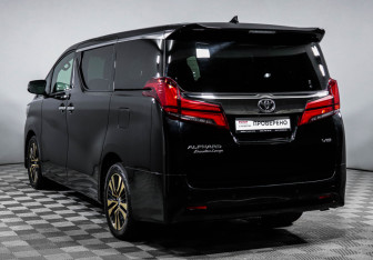 Подержанный автомобиль Toyota Alphard 2019 года (7 фото)